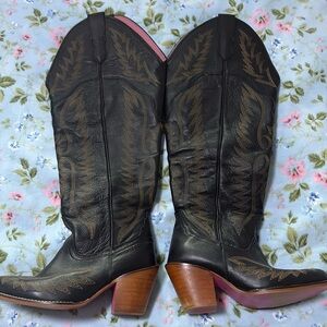 Wide Calf. Size 6. Black with brown stitching western boot. Tall.